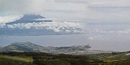 Azoren Insel Pico Der Pico, mit 2351 m der hchste Berg Portugals auf der gleichnamigen Azoren Insel. Hier aufgenommen von der Insel Faial.