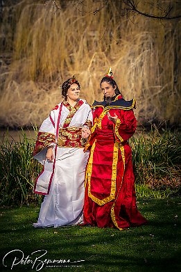 IMG 39376  Charakter: Feuerlord Ozai in seiner Hochzeitsrobe Darsteller: Lucius Sikil Mi Tuile  Charakter: Ursa - in ihrer Brautrobe  Darsteller: CecisArts  Serie: Avatar - Herr der Elemente(orig. Avatar - The last Airbender )  Version: Hochzeits Robe (aus "The Search") : LR_Excessor