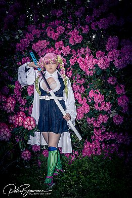 IR6_13851 @daphne_purpura as Kanroji Mitsuri (Anime Demon Slayer) Cos & Fun - Hanami Shooting Treffen 2022, Luisenpark