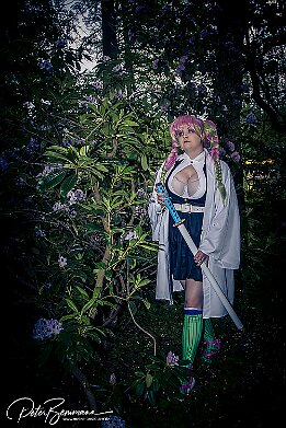 IR6_13898 @daphne_purpura as Kanroji Mitsuri (Anime Demon Slayer) Cos & Fun - Hanami Shooting Treffen 2022, Luisenpark