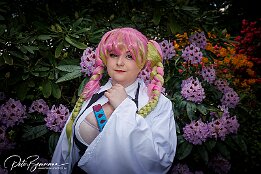 IR6_13902 @daphne_purpura as Kanroji Mitsuri (Anime Demon Slayer) Cos & Fun - Hanami Shooting Treffen 2022, Luisenpark