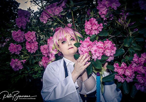 Kanroji Mitsuri (Anime Demon Slayer) Cos & Fun Hanami Meeting - Luisenpark mit Daphne Purpura as Kanroji Mitsuri (Anime Demon Slayer)