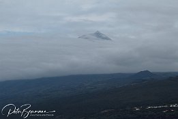 IMG_05634 Der Pico - kaum zu sehen vor lauter Wolken und Nebel. Und das mittags um 12 Uhr.
