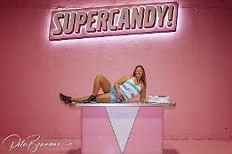 IMG 55682  Shooting im Super Candy Pop-up Museum mit Inge