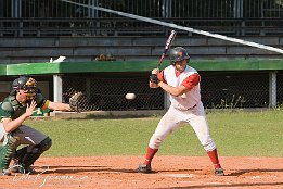 IMG_4284 zu spt dran - den trifft er garantiert nicht mehr (Baseball Regoinalliga Mainz Athletics 2 vs. Mannheim Tornados 2)